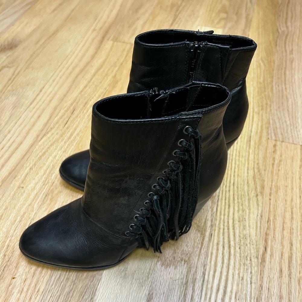 Aldo fringe booties! Black boots with fun fringe, size 7.5 - Picture 4 of 11